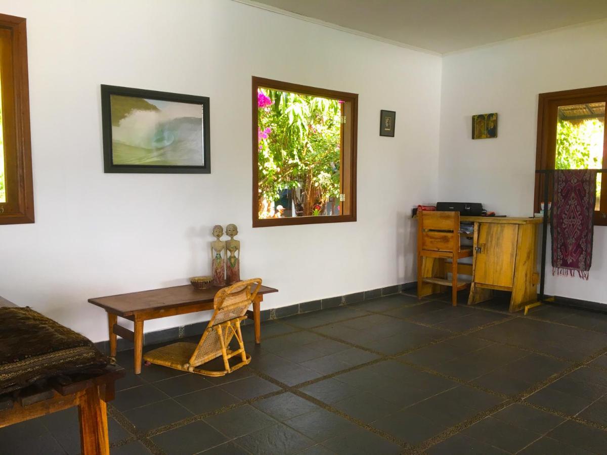 Merdeka House Maluk Exterior photo