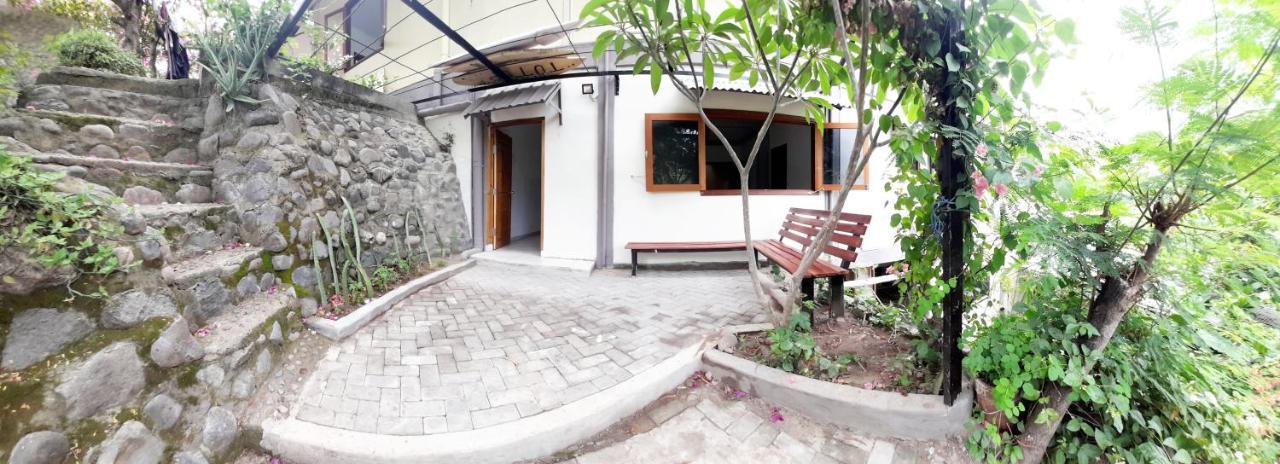 Merdeka House Maluk Exterior photo