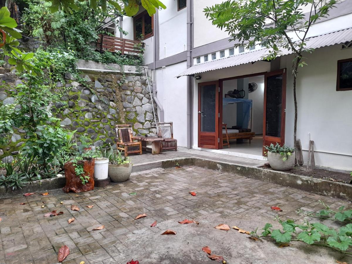 Merdeka House Maluk Exterior photo
